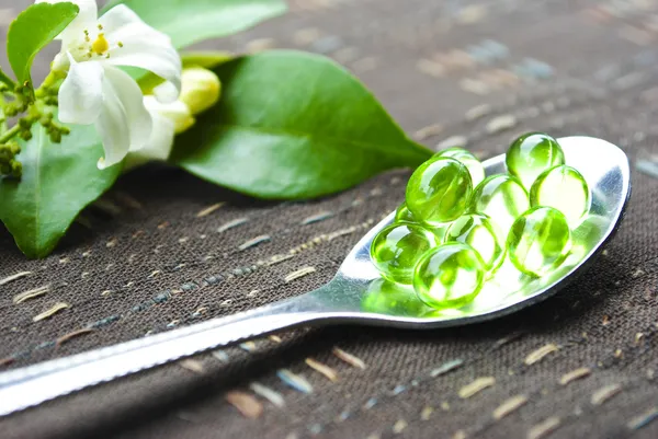 Gümüş kaşıkla hapları