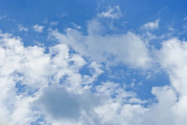 青い空は白い雲に覆われ — ストック写真