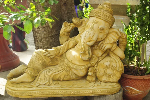 Statue dorée de Ganesha — Photo