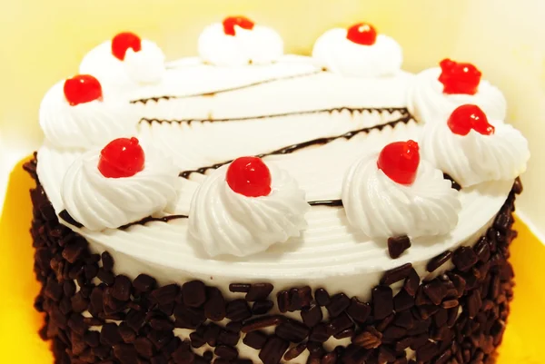 White Cake with cherries and chocolate — Stock Photo, Image