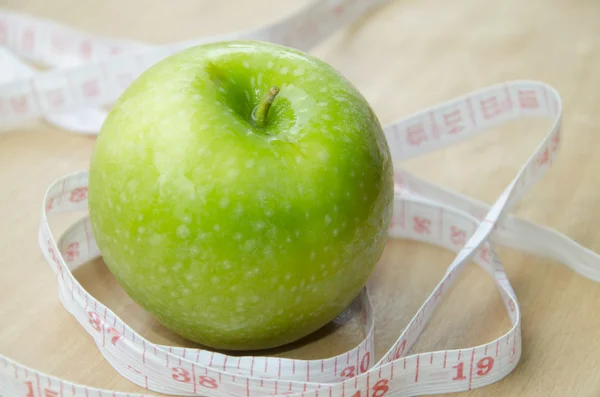 青苹果核心和卷尺。饮食概念 — 图库照片