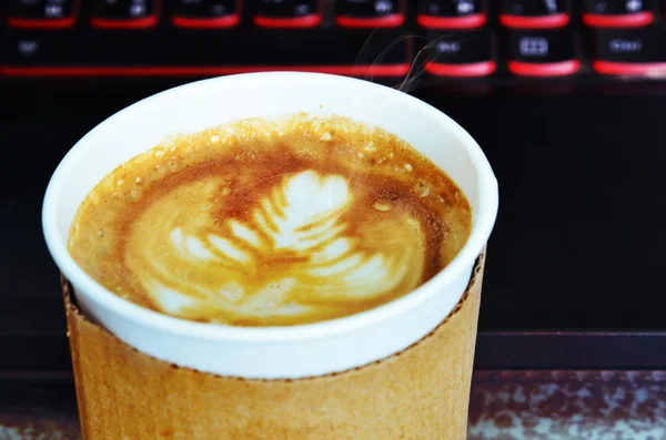 Cup of coffee and a laptop — Stock Photo, Image