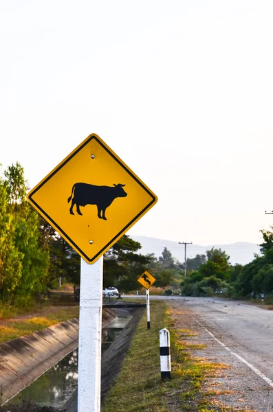 Señal de advertencia de vaca en carretera —  Fotos de Stock