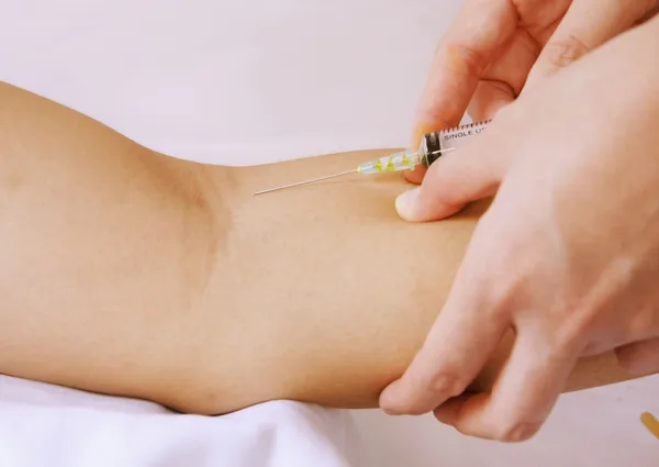 Médico administrando una inyección a un paciente — Foto de Stock