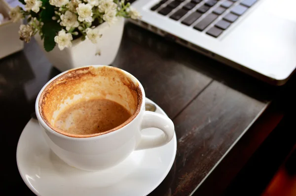 Cup of coffee and a laptop — Stock Photo, Image