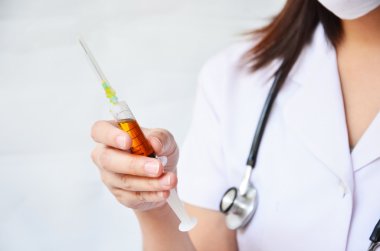 şırıngayı doldurmak hemşire