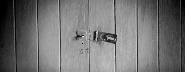 Vecchio lucchetto su una porta di legno rossa — Foto Stock