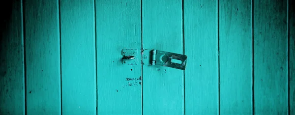 Antiguo candado en una puerta de madera roja — Foto de Stock