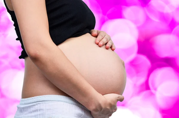 Frau hält ihre Schwangere — Stockfoto