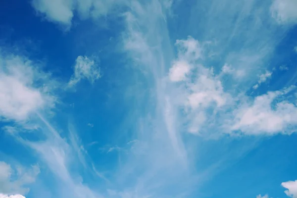 いくつかのふわふわの雲と青空 — ストック写真