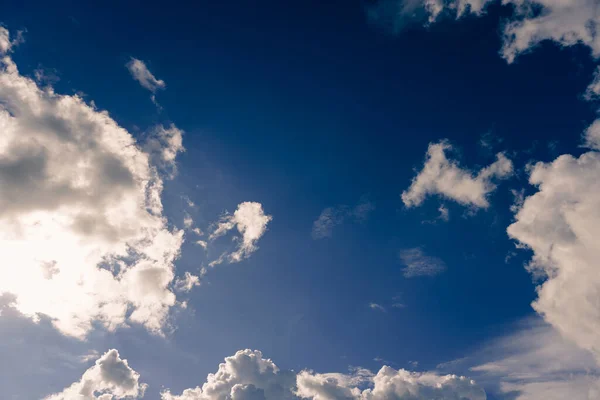Slunečné Pozadí Modré Nebe Bílými Mraky Sluncem — Stock fotografie