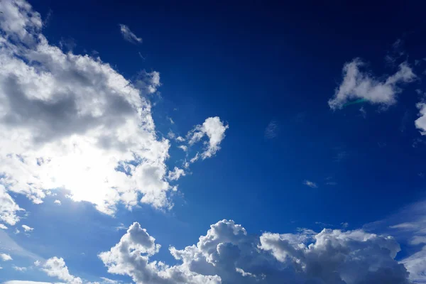 晴れた背景 白い雲と太陽と青い空 — ストック写真