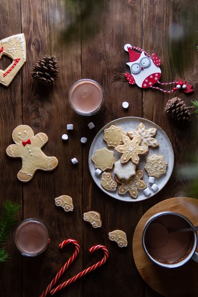 Koyu kalaslardan yapılmış ahşap bir masada zencefilli ekmek ve kakao.