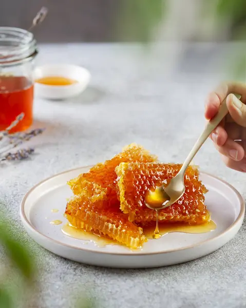 Honey Honeycombs Plate Table Hand Spoon Takes Honey Taste Honey — Stock Photo, Image