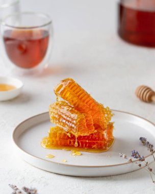 Taraklarda bal, damlalar ve tabakta damlacıklar