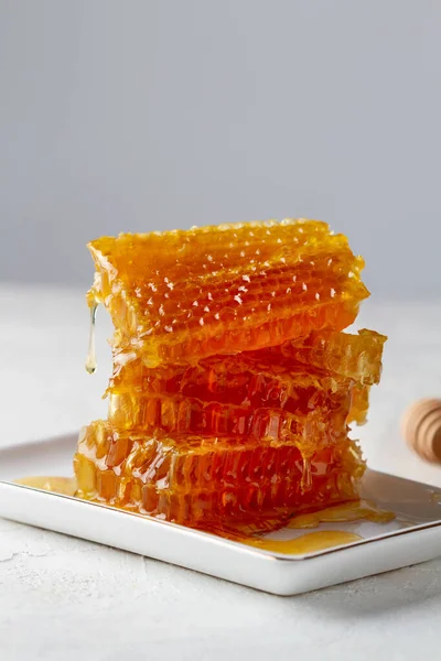 Μέλισσα Μέλι Χτένες Βρίσκεται Μια Στοίβα Ένα Πιάτο Μέλι Σταγόνες — Φωτογραφία Αρχείου