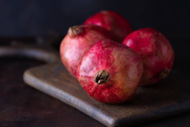 Tahtadaki nar meyveleri, koyu arkaplan, kopyalama alanı