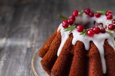 Yaban mersinli çikolatalı pastalar ve ahşap arka planda biberiye yakın plan, kopyalama alanı