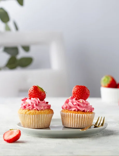 Two Cupcakes Pink Cream Strawberries Plate Copy Space — Fotografia de Stock