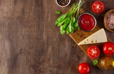 Ahşap kahverengi arkaplan, aşçılık malzemeleri, kopyalama alanı