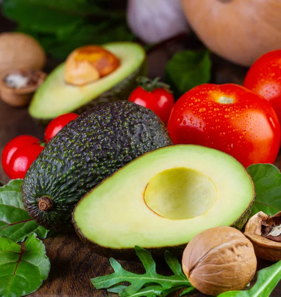 Legumes Verduras Nozes Uma Tábua Madeira Close — Fotografia de Stock