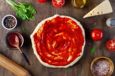 Pizza pişirme, adım adım, üst görünüm, 2 / 5 serisi