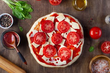 Pizza pişirme, adım adım, üst görünüm, seri 4 / 5