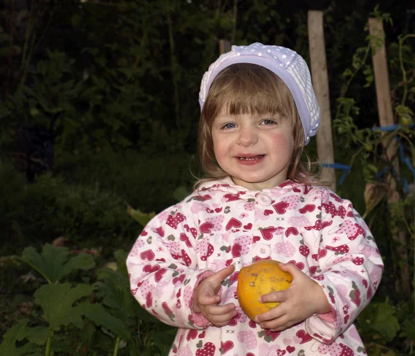 Menina com pumkin — Fotografia de Stock