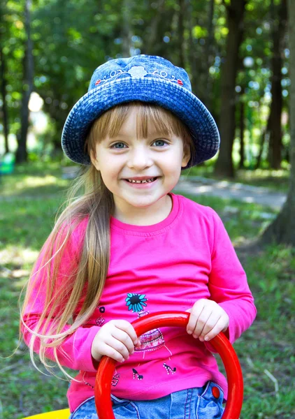 Fille en chapeau bleu — Photo