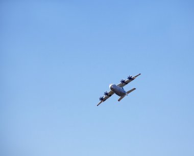 Gökyüzünde bir uçak