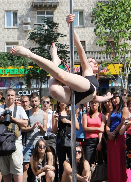 Pole dance woman — Stock Photo, Image