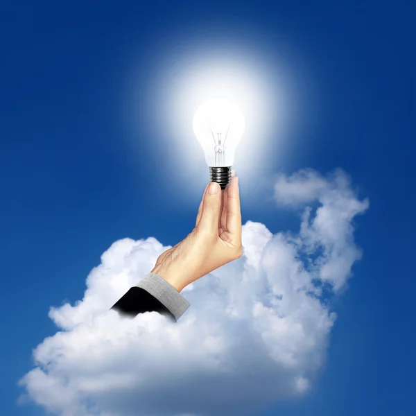 Glühbirnenlicht in der Hand der Geschäftsfrau lizenzfreie Stockfotos