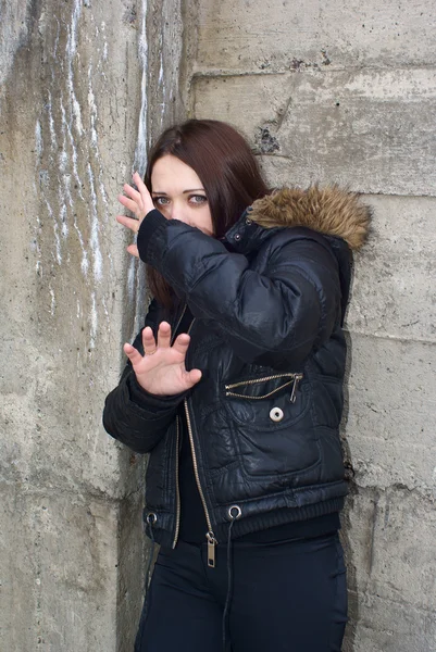 korkmuş genç kadın