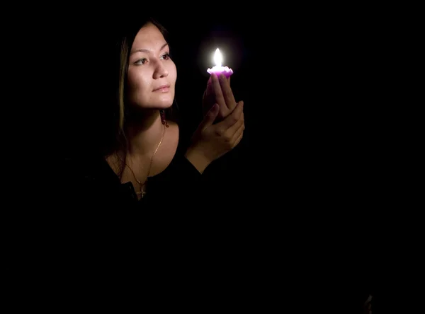 Porträt einer jungen Frau mit Kerze Stockbild