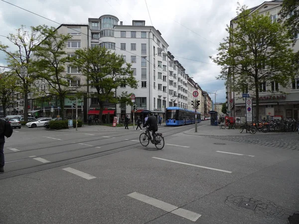 ドイツのバイエルン州ミュンヘン ミュンヘンの街の写真 ミュンヘンに列車 ストリートビュー ミュンヘンの通りや人々 路上のサイクリスト — ストック写真