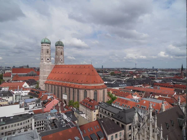 ドイツのバイエルン州ミュンヘン ミュンヘン最大のゴシック様式の教会フラウエンキルヒ ミュンヘン市内中心部の空中写真 — ストック写真