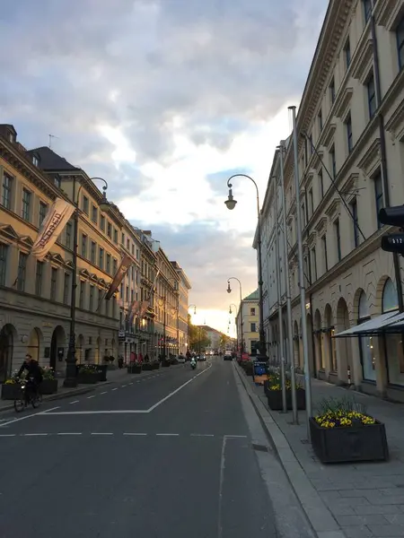 ドイツのバイエルン州ミュンヘン ミュンヘンのストリートビューながら 市内中心部の上に美しい空 バイエルン州 — ストック写真