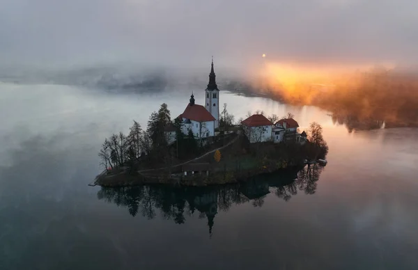 Lake Bled Foggy Misty Autumn Morning Vivid Sunrise Beautiful Autumn — Fotografia de Stock