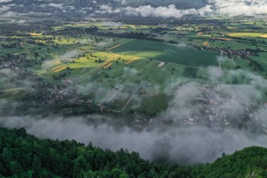 Kırsal alanlarda gün doğumu sisli tarlalar ve köyler üzerinde..