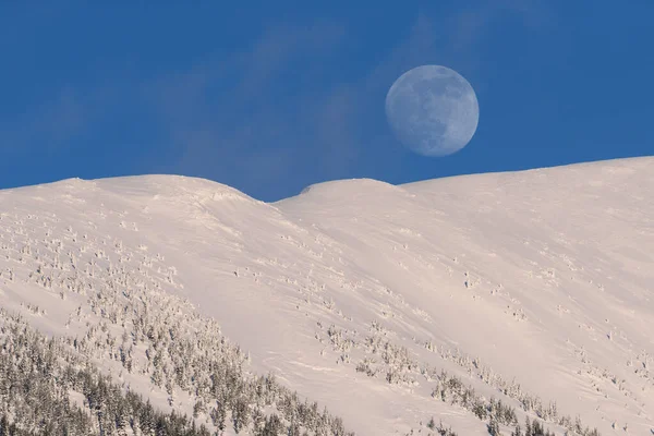 Cold Winter Day Coming End Moon Started Creep Mountain Showing — Stock Photo, Image