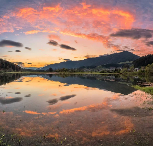 Pôr Sol Vívido Lago Perto Aldeia Ratece — Fotografia de Stock