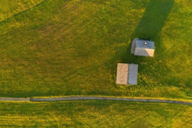 Gün doğumunda Dolomitlerin büyük manzarasının havadan görüntüsü..