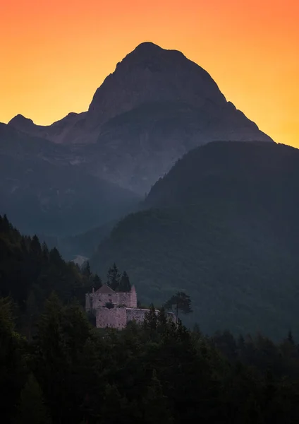 Castelo Abaixo Montanha Mangart Nascer Sol — Fotografia de Stock