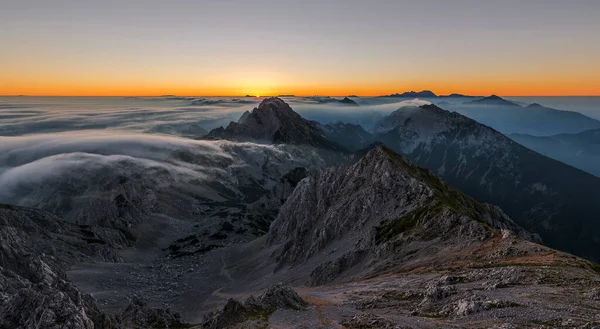 与轧制雾在山中的神秘日出 阿尔卑斯山的风光 — 图库照片