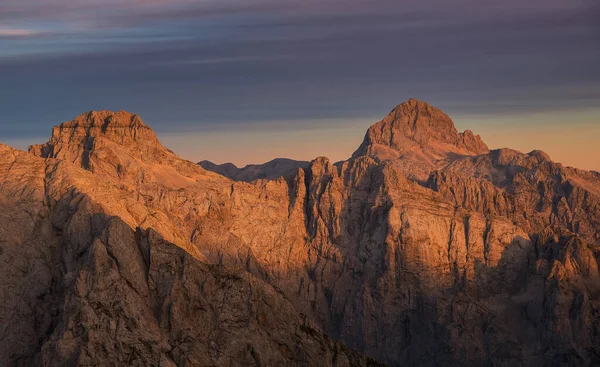 山の中の雄大な夕日 — ストック写真