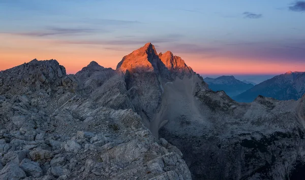 Όρος Jalovec Στο Sunrise Λάμπει Έντονα Χρώματα — Φωτογραφία Αρχείου