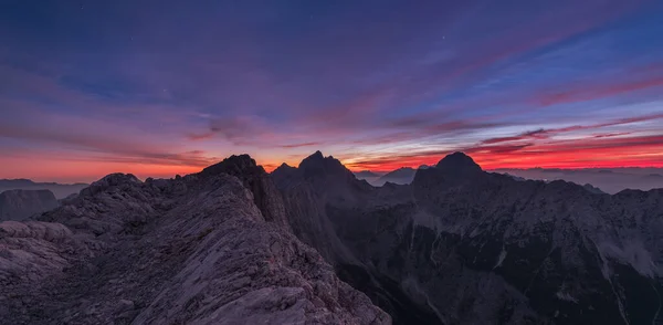 在繁星满天的夜空下的山脉徒步旅行 — 图库照片