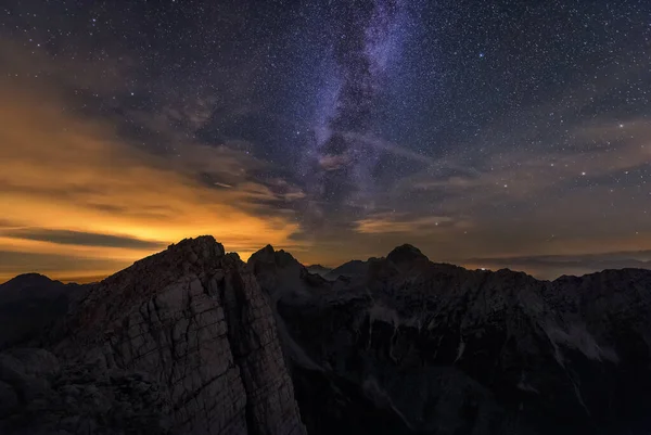 Trekking Las Montañas Bajo Noche Estrellada — Foto de Stock