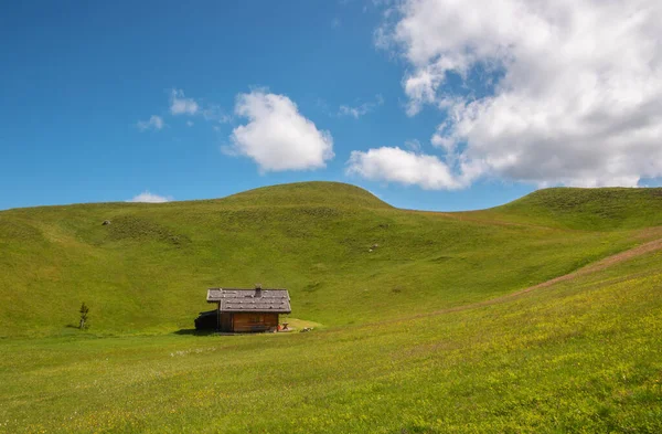 Huisje Dolomieten Weiden — Stockfoto