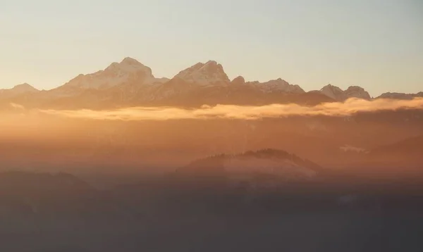 Foggy Solnedgång Bergen Vacker Höstdag — Stockfoto